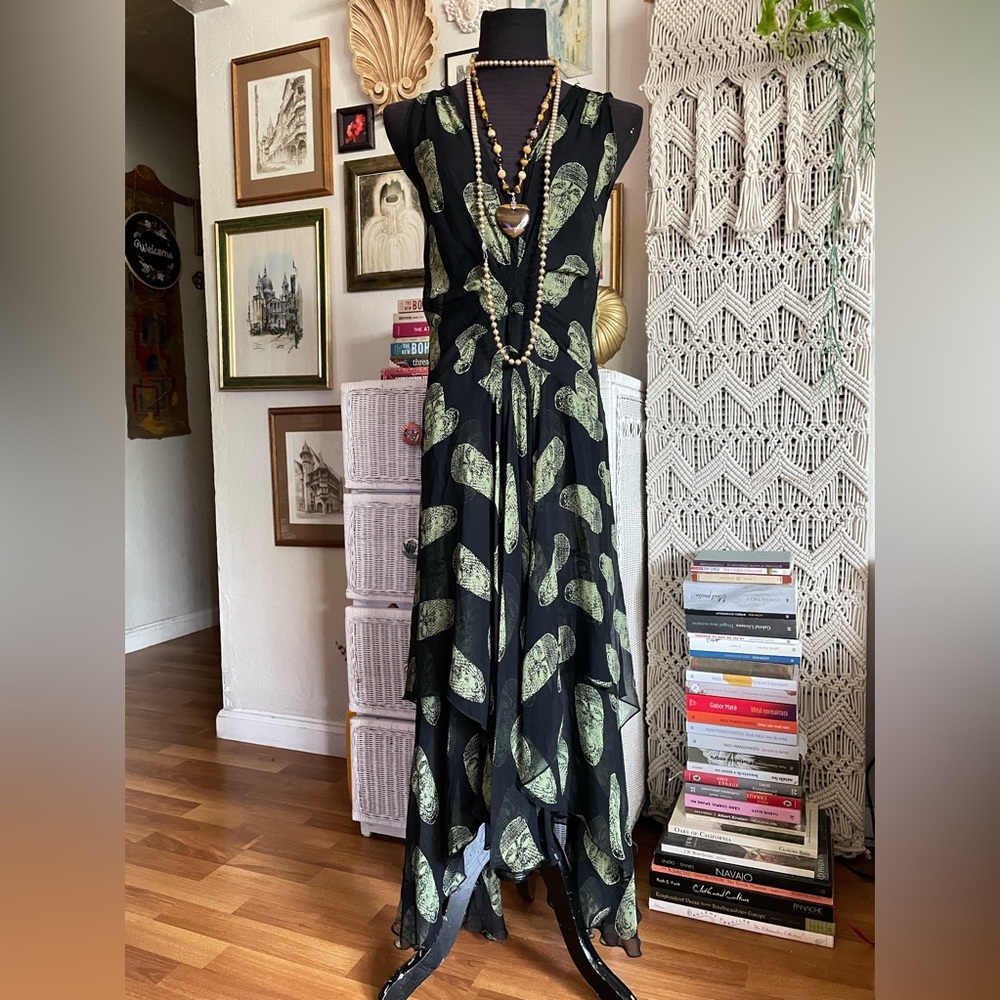 Gorgeous silk dress. Size S/M.    Item # 4755